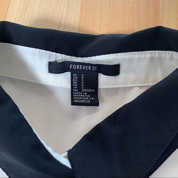 White & Black Forever 21 Blouse Size Small - Picture 6 of 10
